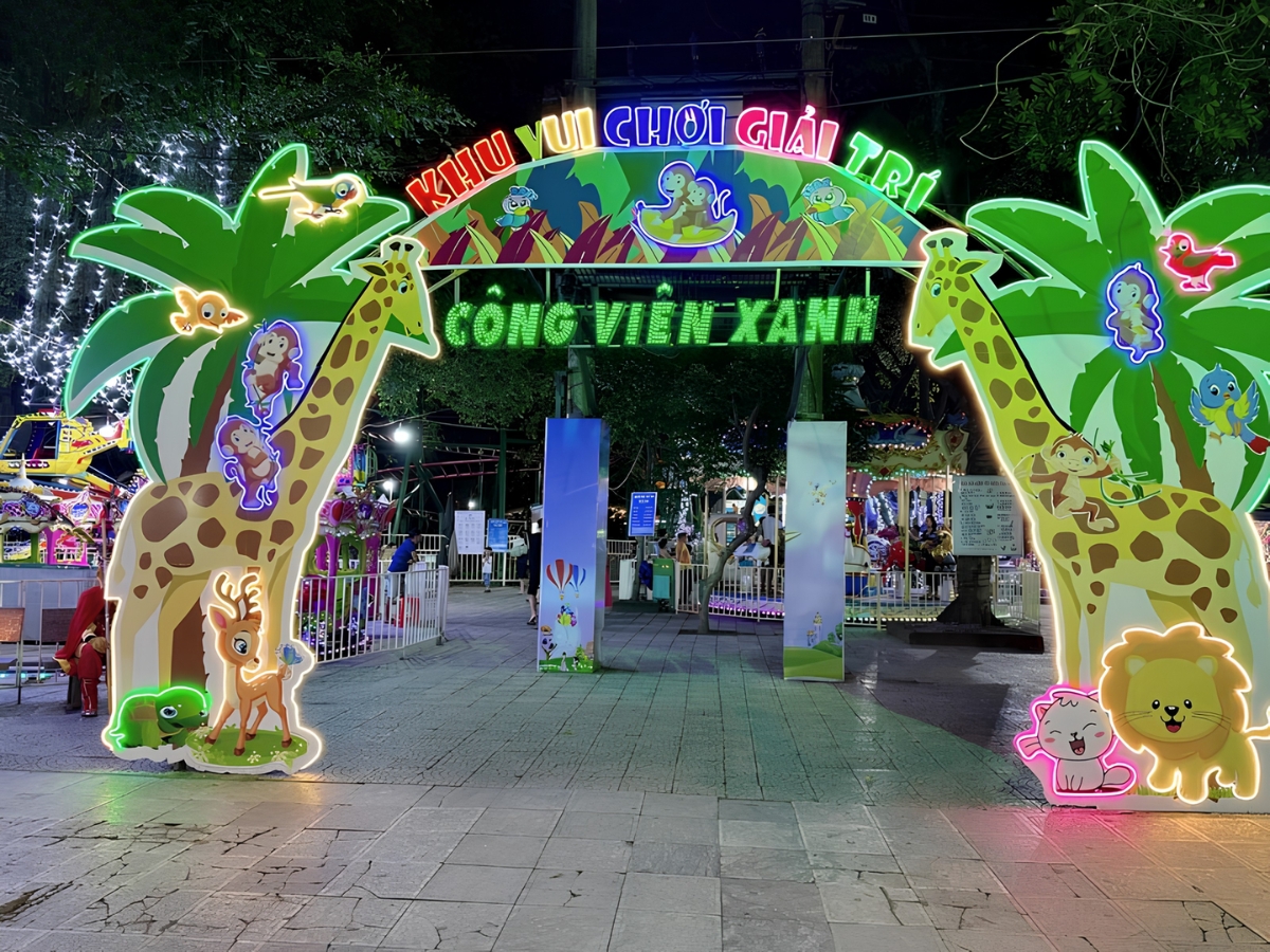 Công viên Xanh là địa điểm vui chơi quen thuộc của nhiều gia đình và du khách khi đến Sầm Sơn.
