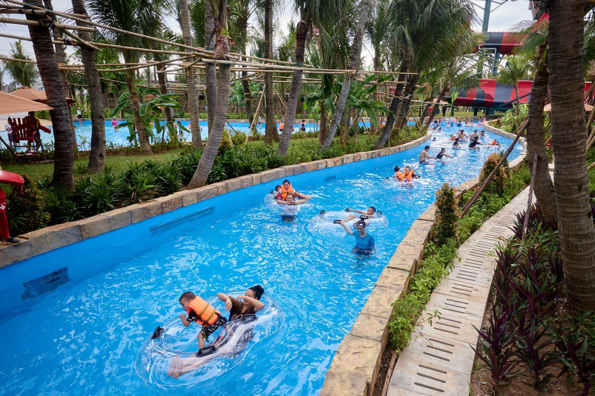 Du khách thả mình lững lờ trên dòng sông lười.