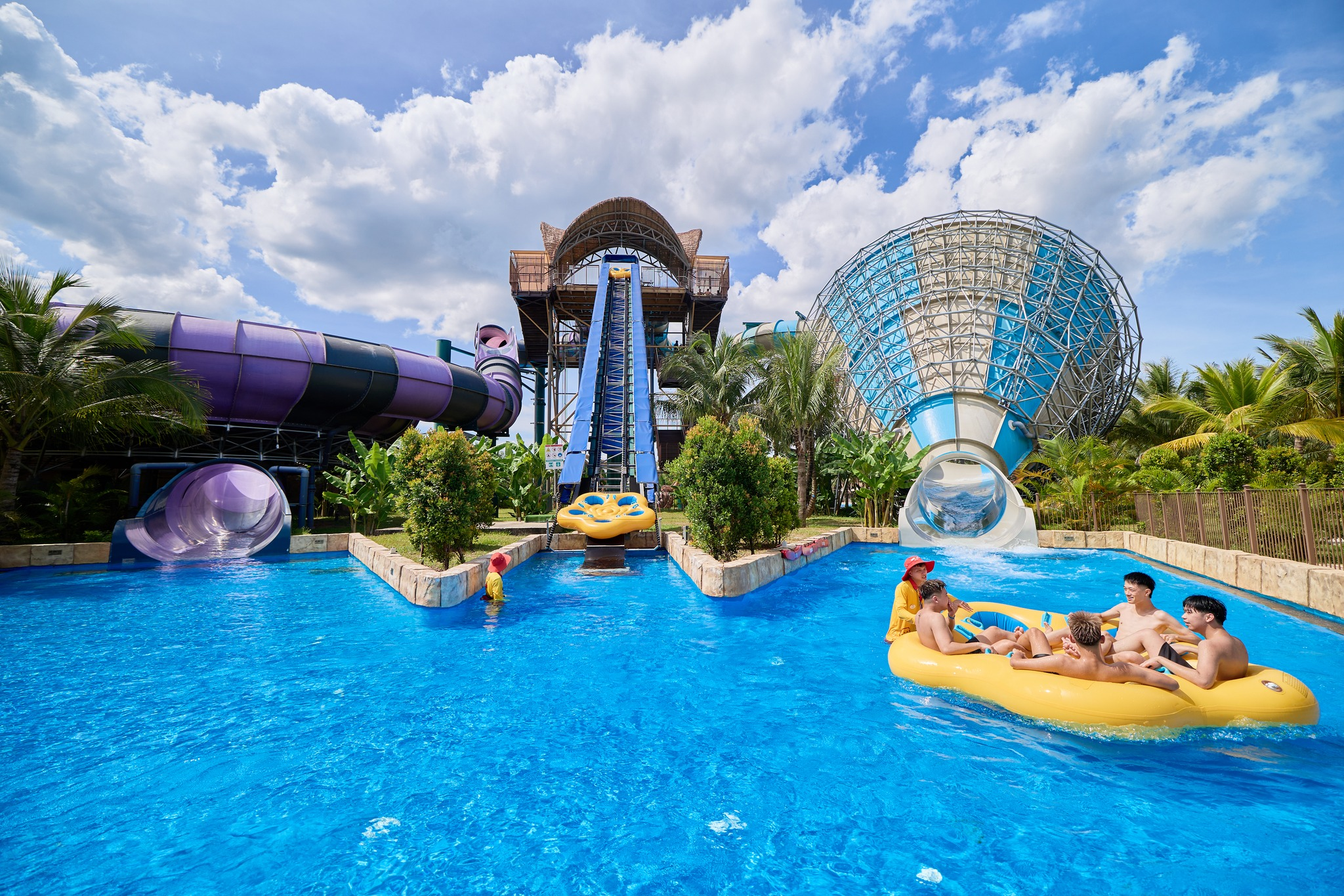 Hệ thống máng trượt tại Sun World Sam Son mang đến cho du khách trải nghiệm vui chơi đầy thích thú.