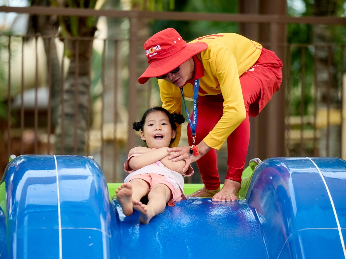 Đội ngũ nhân viên hỗ trợ và đảm bảo an toàn cho các bé khi vui chơi.