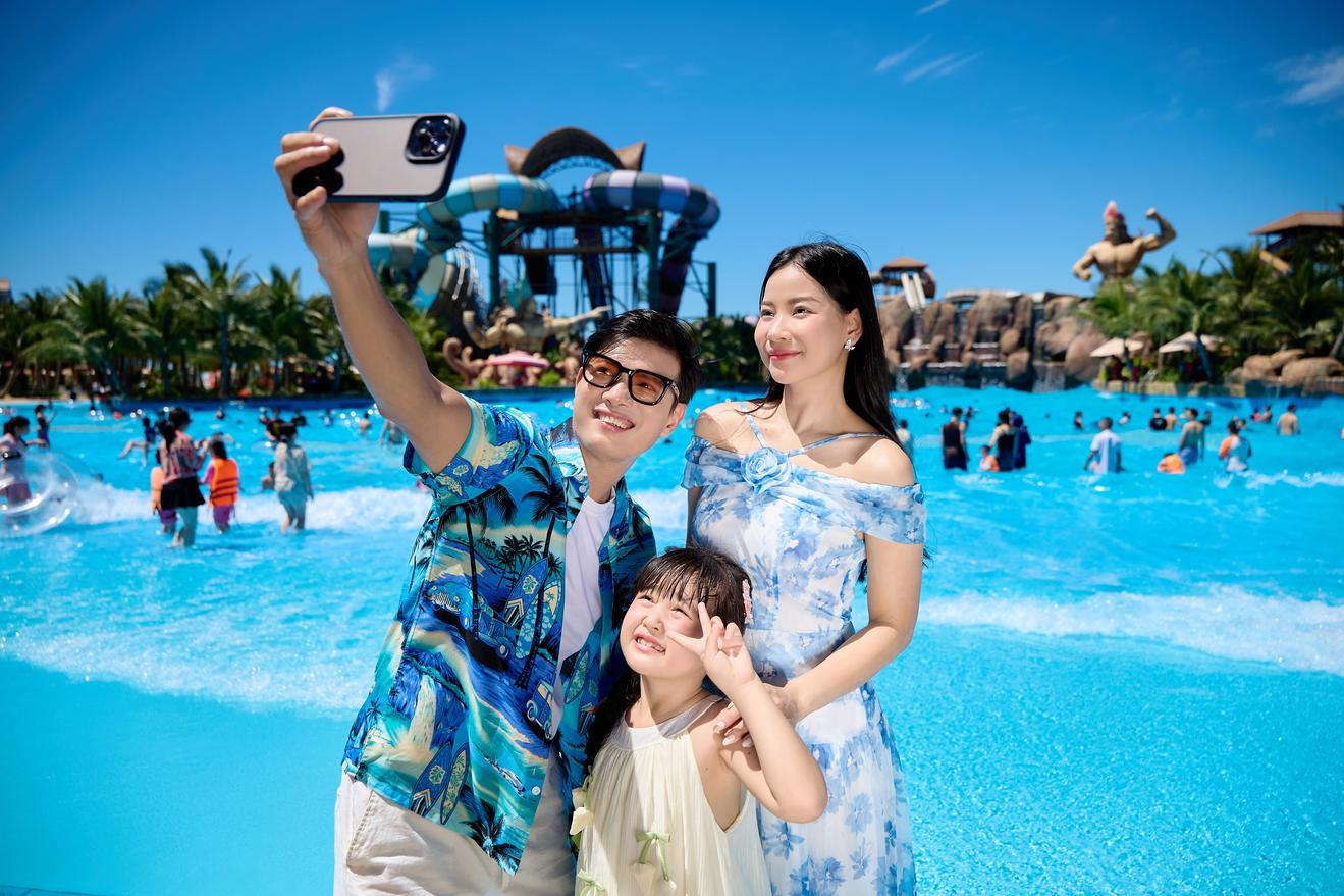 Du khách check-in với hồ tạo sóng tại Sun World Sam Son.