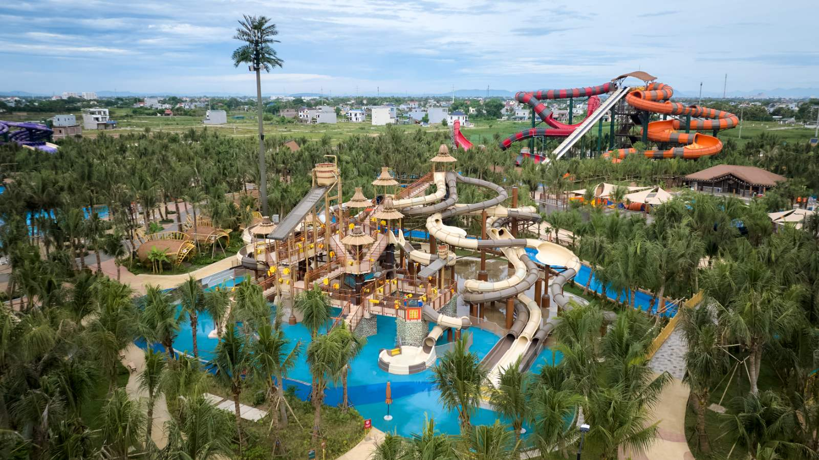 Khu vực Bến Tuổi Thơ với đường trượt an toàn cho trẻ nhỏ.