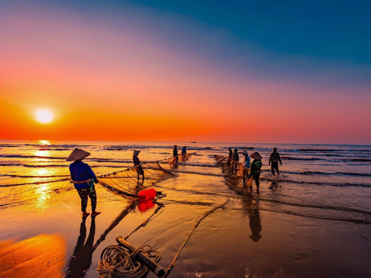 Khung cảnh bình minh trên biển Sầm Sơn.