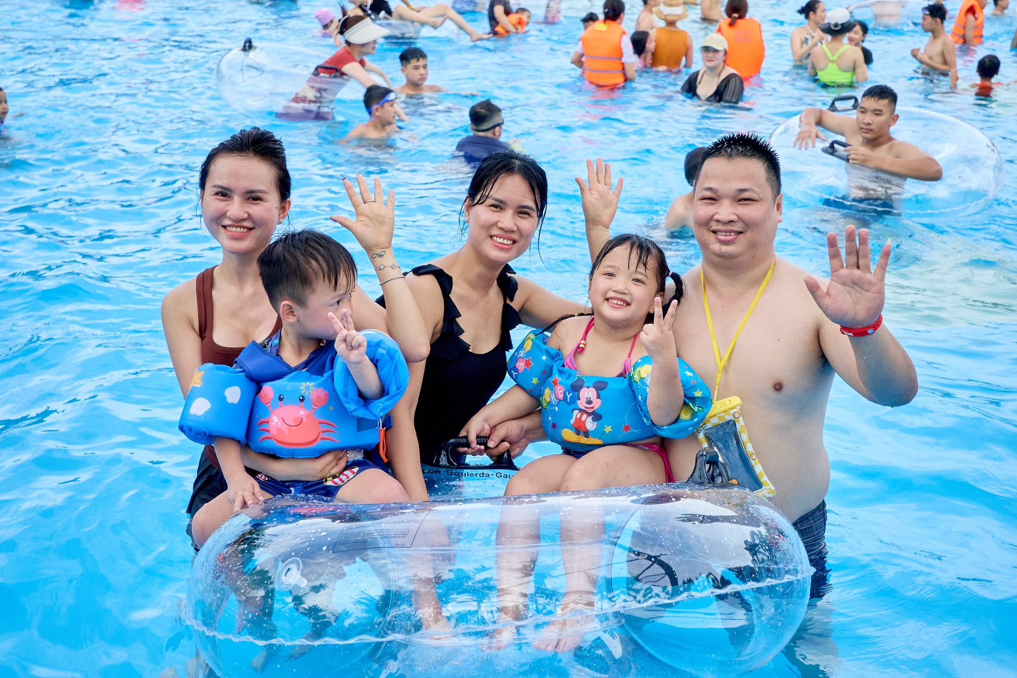 Cả gia đình cùng nhau vui chơi tại Vịnh Sóng Thần
