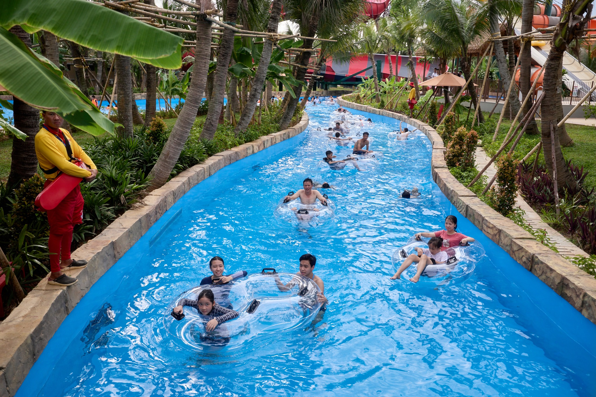 Sầm Sơn là điểm du lịch biển “hot” mỗi mùa hè.