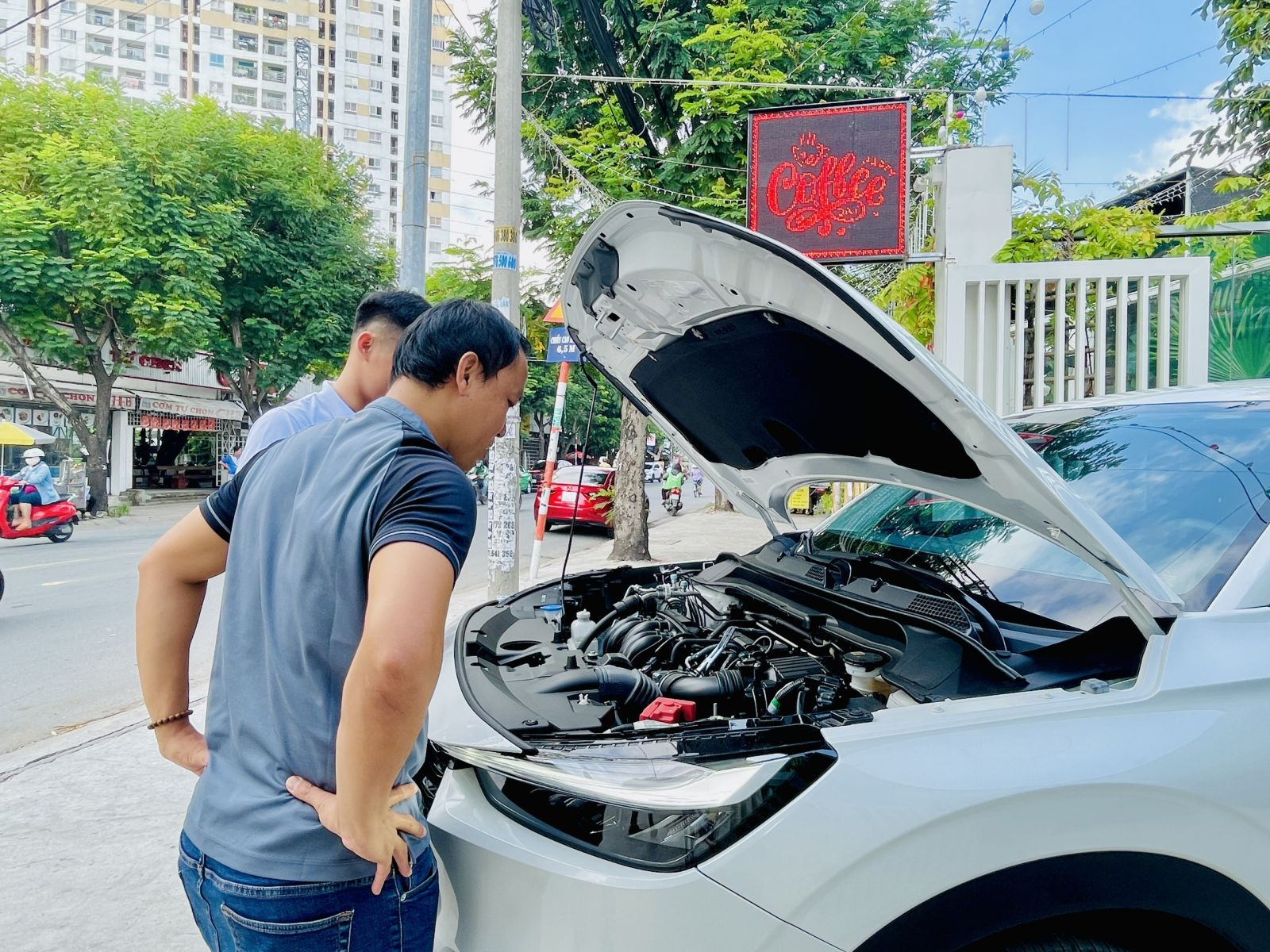 Kiểm tra ô tô trước chuyến đi để đảm bảo hành trình thuận lợi.