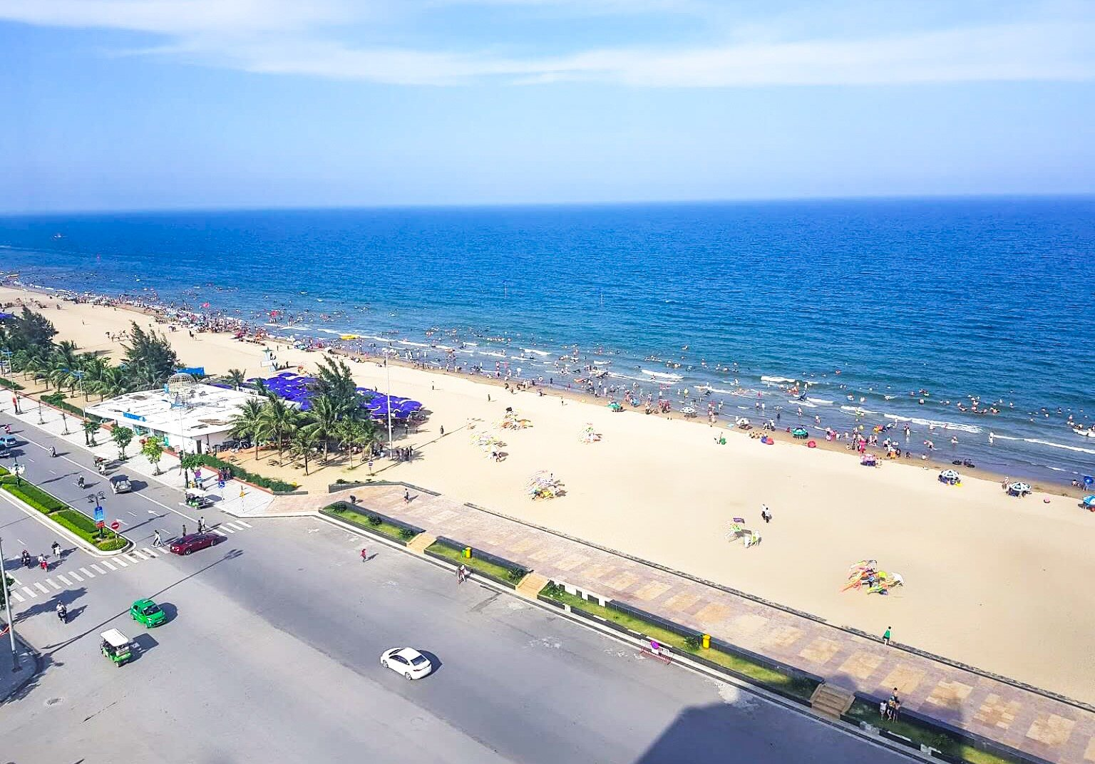 Đi Sầm Sơn là lựa chọn phù hợp cho gia đình và nhóm bạn trẻ dịp hè.