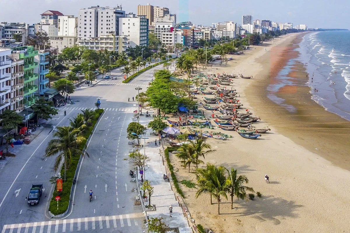 Sầm Sơn là điểm du lịch biển quen thuộc được nhiều du khách lựa chọn mỗi dịp hè.