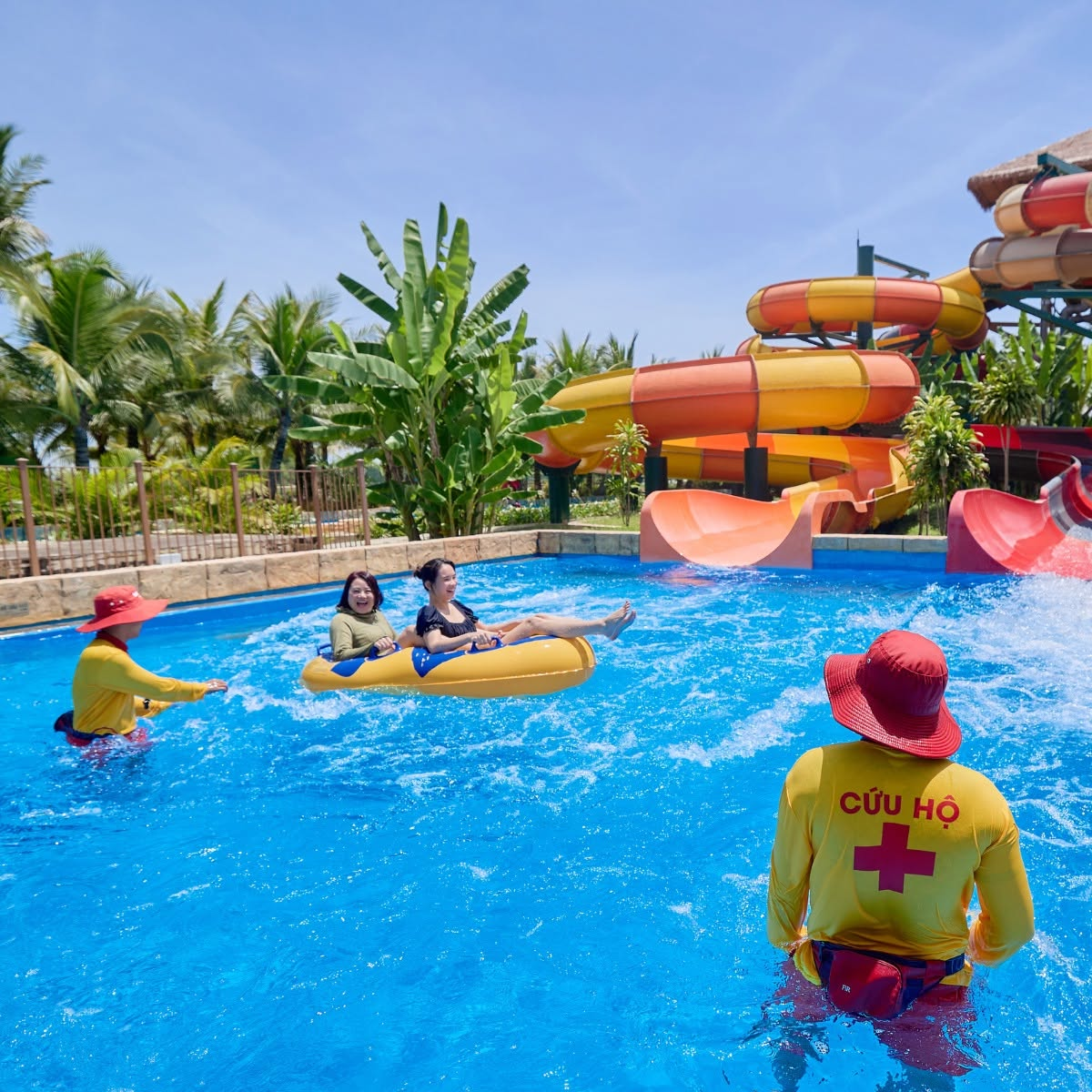 Gia đình và nhóm bạn tận hưởng một ngày vui chơi tại Sun World Sam Son trong dịp hè.