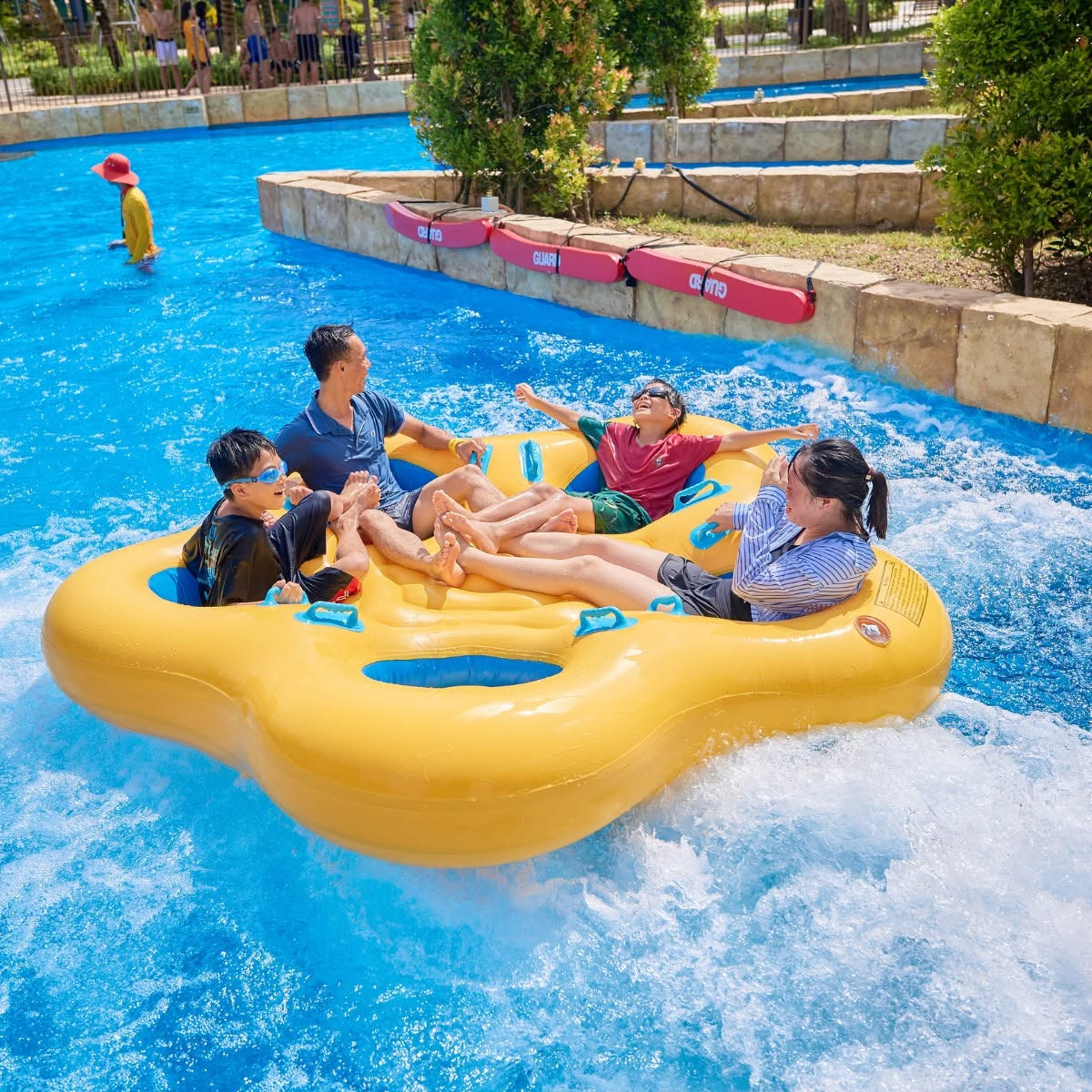 Gia đình có trẻ nhỏ vui chơi tại Sun World Sam Son với nhiều khu vực phù hợp cho mọi lứa tuổi.