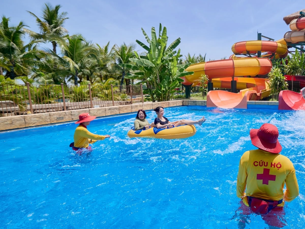 Đội ngũ nhân viên cứu hộ luôn túc trực để hỗ trợ và đảm bảo an toàn cho du khách tại Sun World Sam Son.