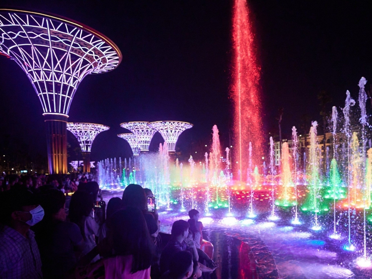 Khép lại một ngày khám phá với show nhạc nước mãn nhãn bên biển Sầm Sơn.