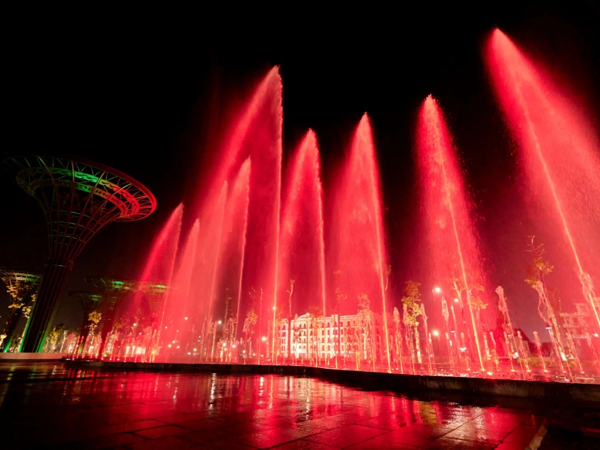 Show nhạc nước Quảng trường biển Sầm Sơn mang đến bữa tiệc ánh sáng, âm nhạc và nước đầy ấn tượng.