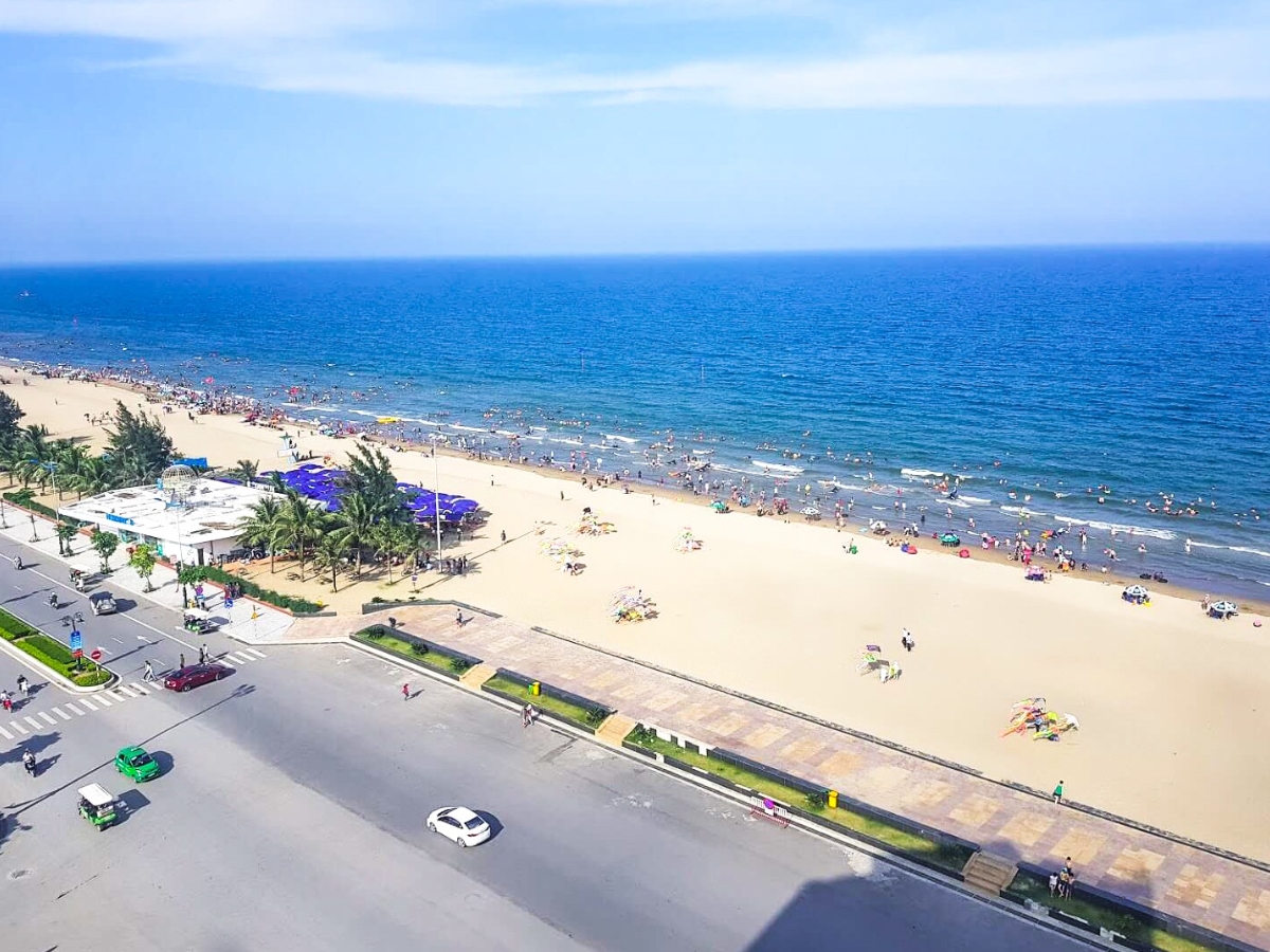 Tháng 6 là thời điểm lý tưởng để tận hưởng làn nước mát và không khí sôi động tại biển Sầm Sơn.