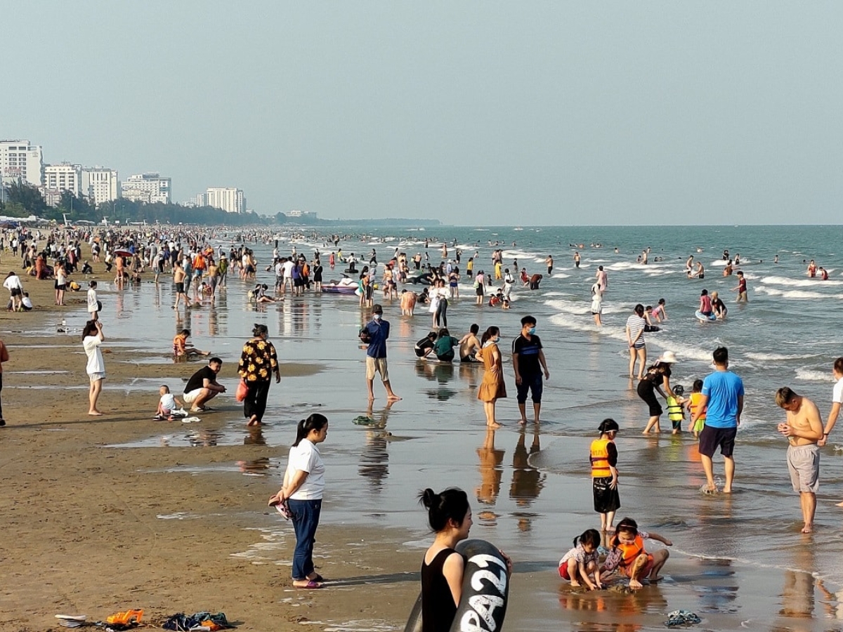 Du khách có thể lựa chọn đi Sầm Sơn vào cuối tuần hoặc ngày thường để có những trải nghiệm phù hợp nhất.