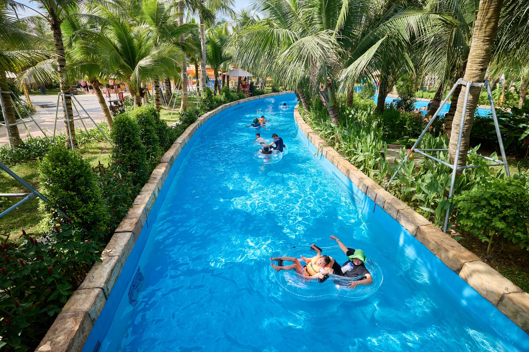 Sun World Sam Son mang đến không gian giải nhiệt và vui chơi sôi động cho mọi lứa tuổi.