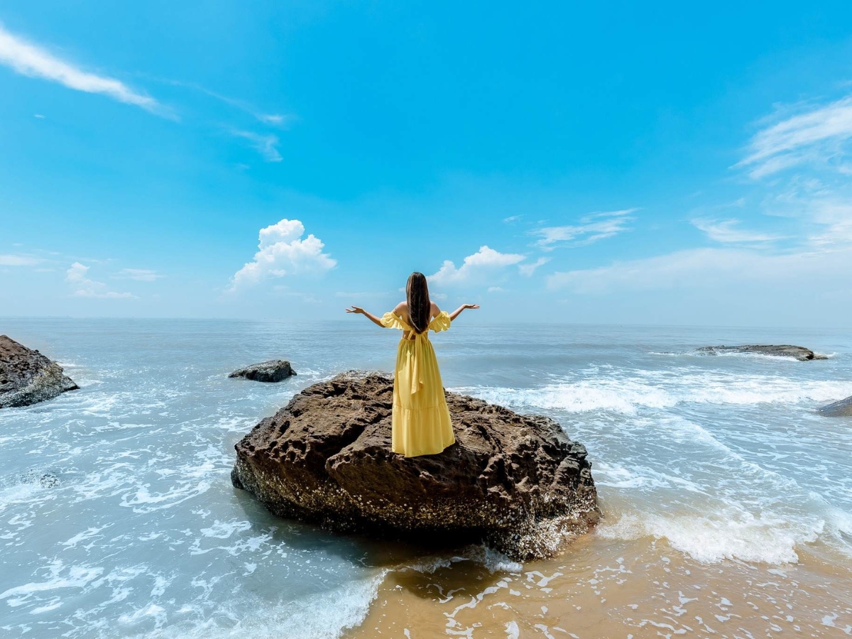 Hải Tiến phù hợp với nghỉ dưỡng nhẹ nhàng, mang đến không gian yên bình và thư thái bên bờ biển.