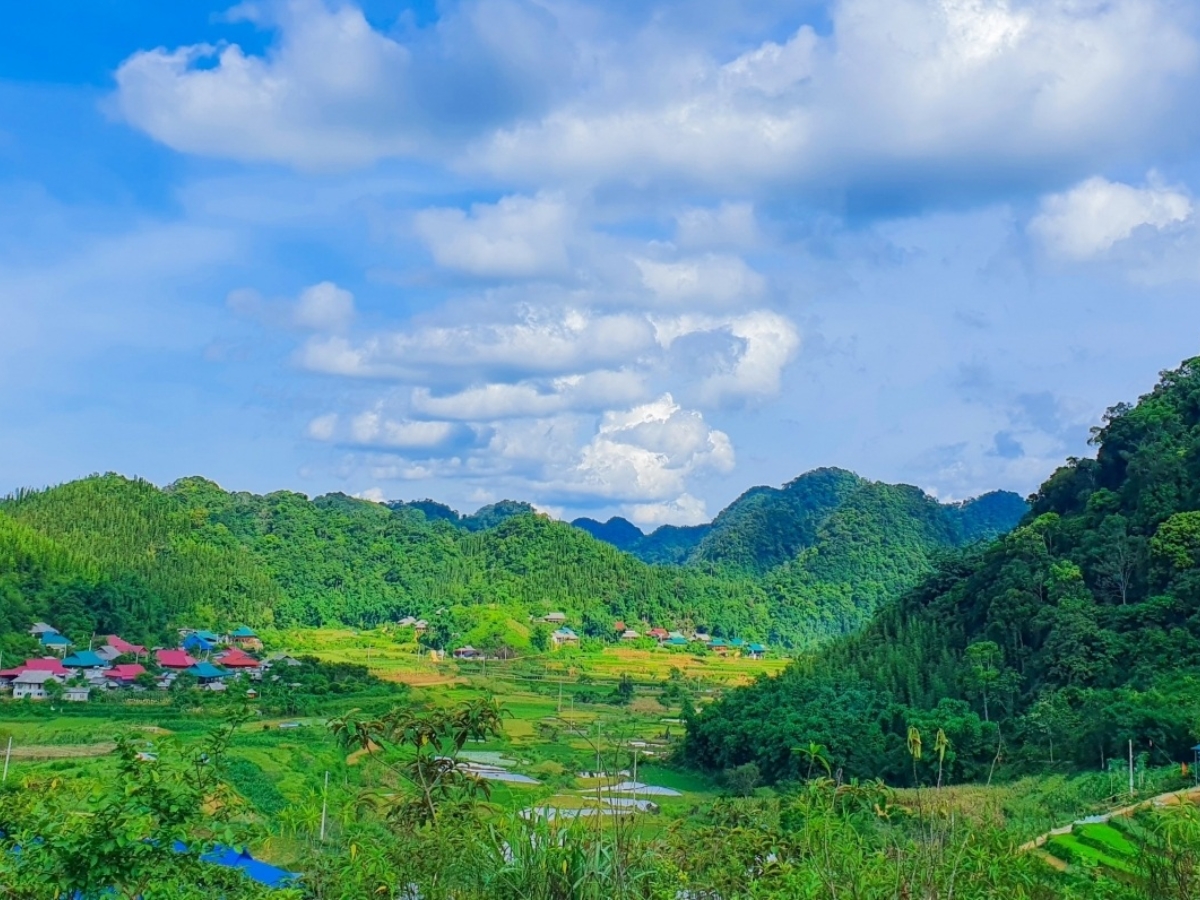 Pù Luông mang đến không khí mát lành giữa núi rừng xanh mướt.