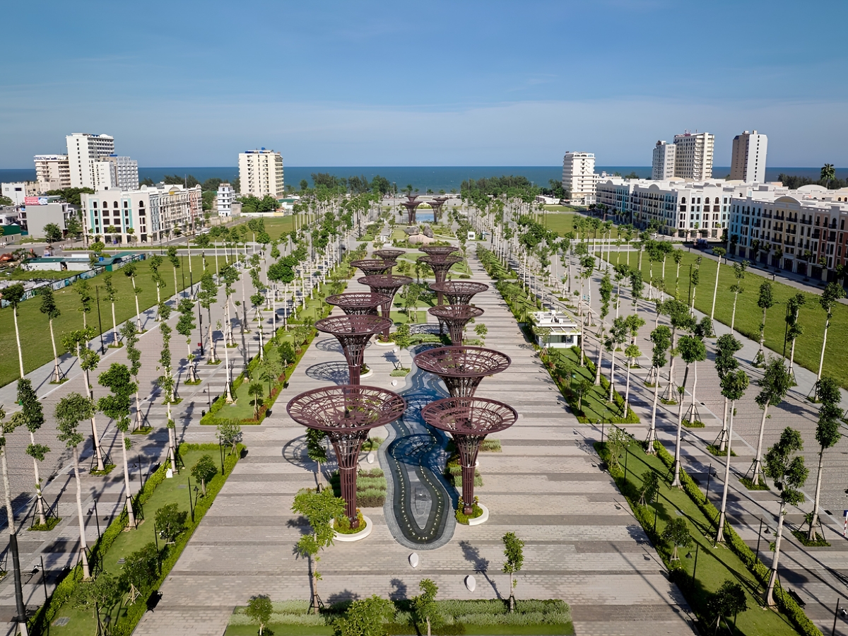 Quảng trường biển Sầm Sơn là không gian mở miễn phí, thu hút du khách mọi thời điểm trong ngày.