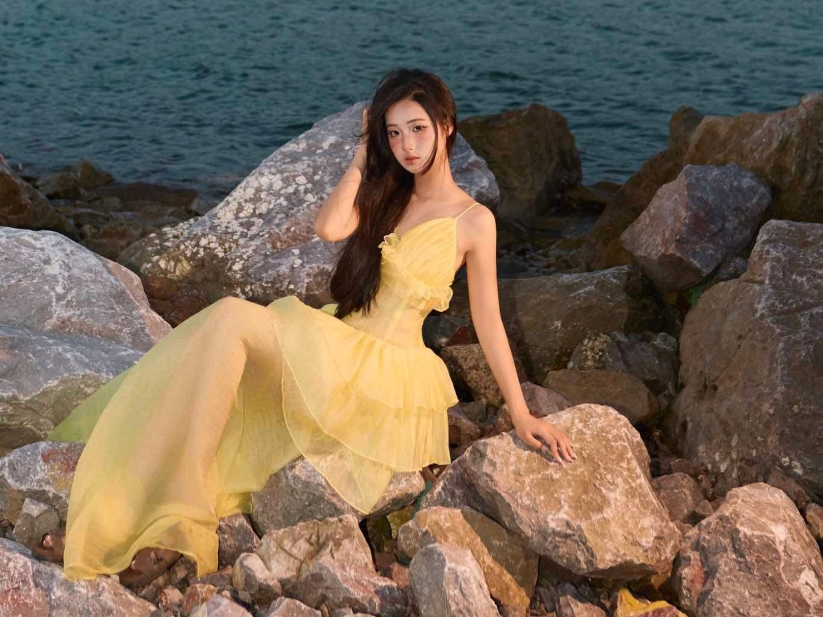 Váy maxi là lựa chọn lý tưởng khi du lịch biển nhờ thiết kế nhẹ nhàng và bay bổng.