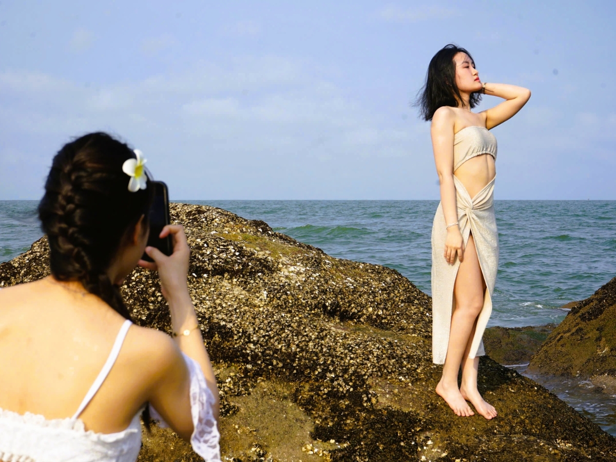 Du lịch biển nên ưu tiên trang phục nhẹ, thoáng mát và dễ chụp hình.