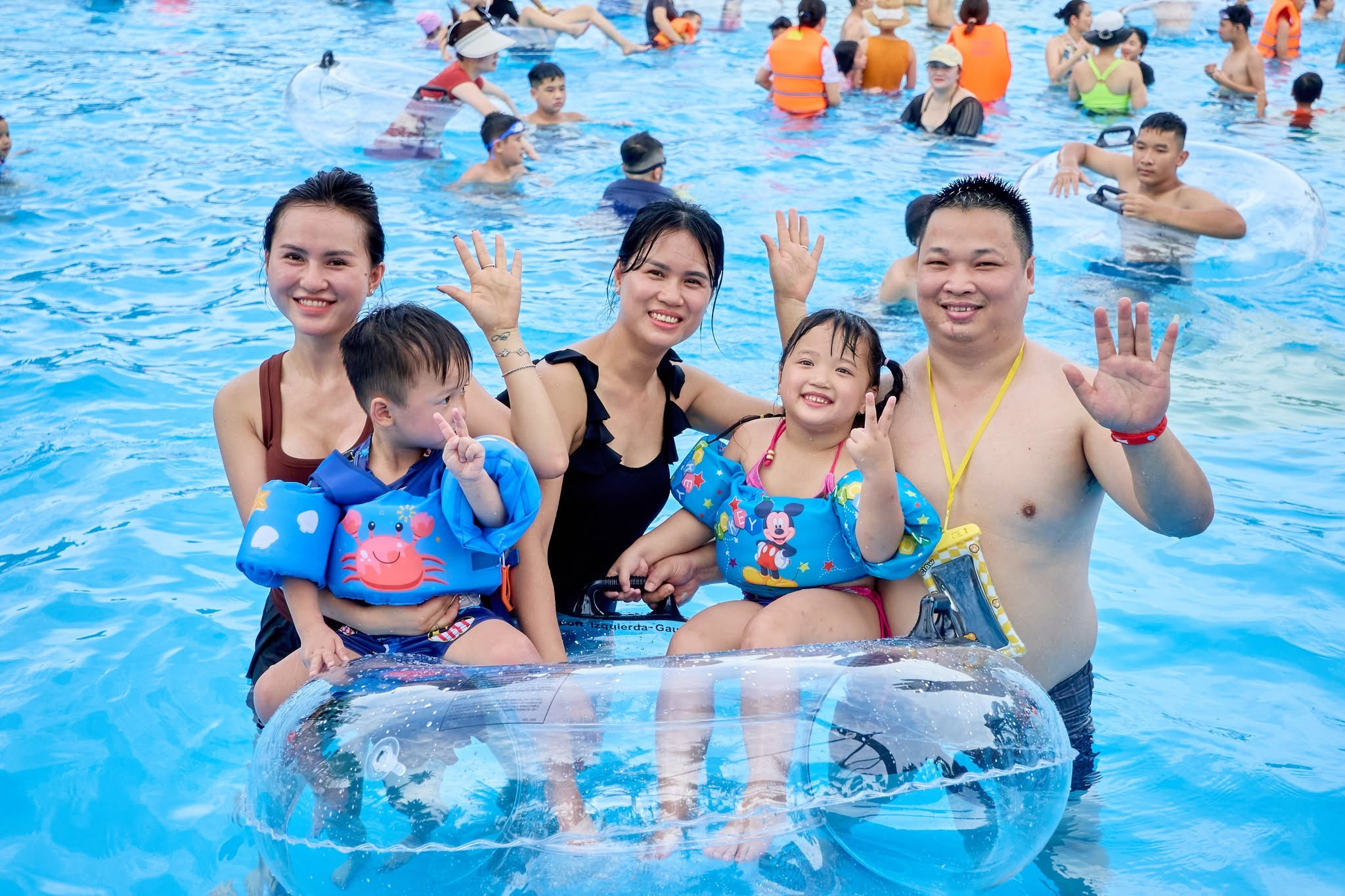 Ba mẹ nên giám sát trẻ trong khi vui chơi để đảm bảo an toàn.