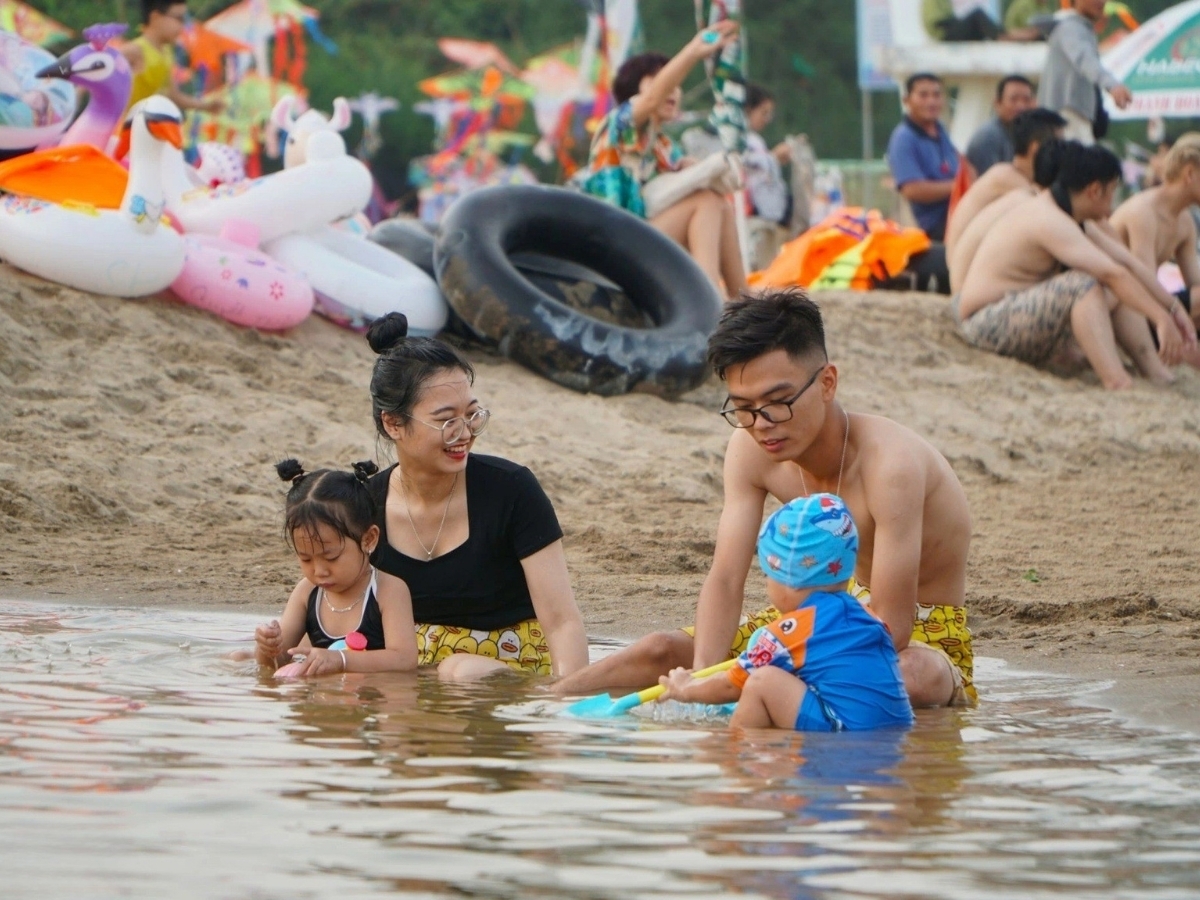 Biển Sầm Sơn thu hút nhiều gia đình có trẻ nhỏ trong mỗi chuyến đi Thanh Hóa.