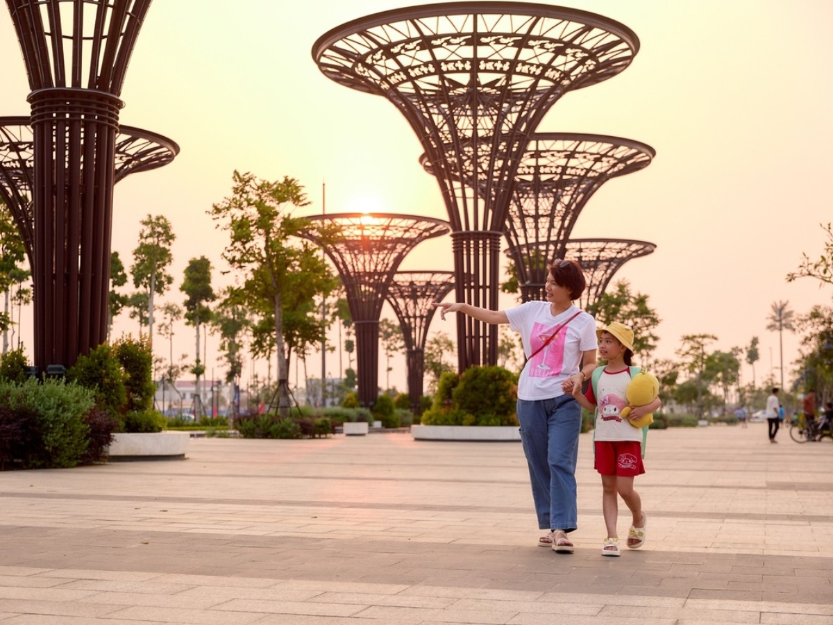 Thỏa sức check-in tại Quảng trường biển Sầm Sơn với nhiều góc chụp ấn tượng.