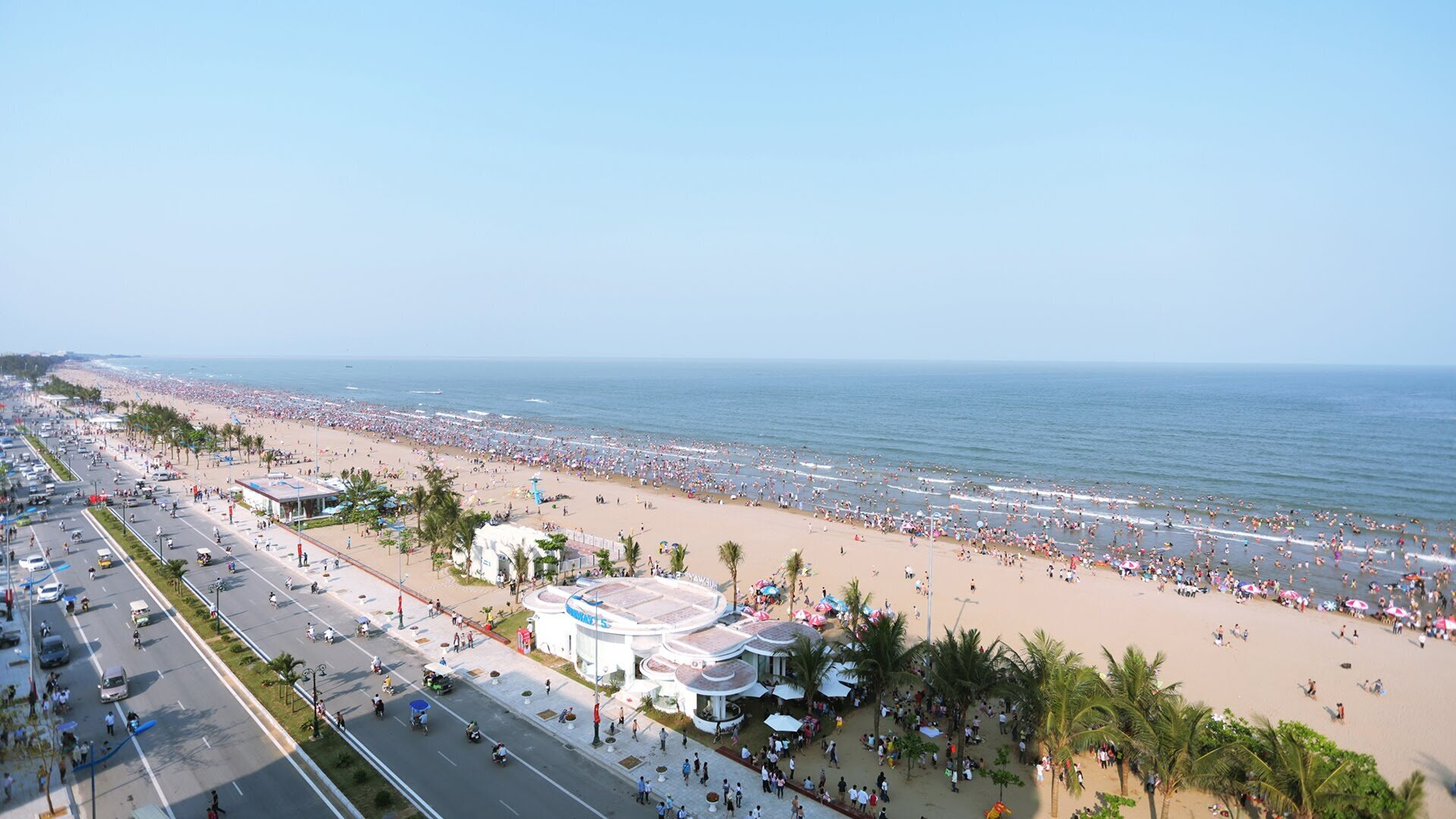 Sầm Sơn tháng 9 mang vẻ đẹp yên bình với thời tiết mát mẻ, thích hợp cho những chuyến nghỉ dưỡng đầu thu. (Nguồn: Sưu tầm)
