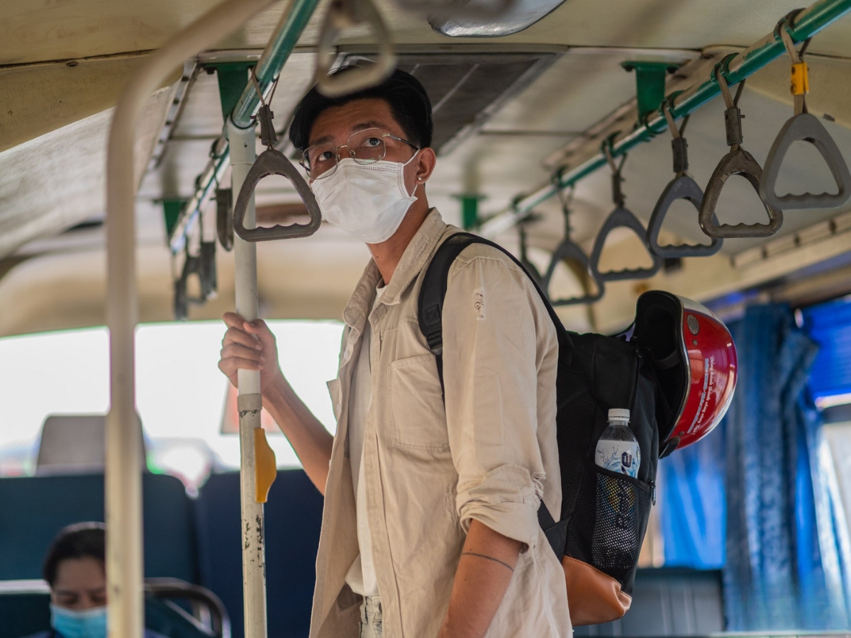 Chủ động đứng trước cửa xuống và thông báo cho lái xe khi gần đến điểm dừng