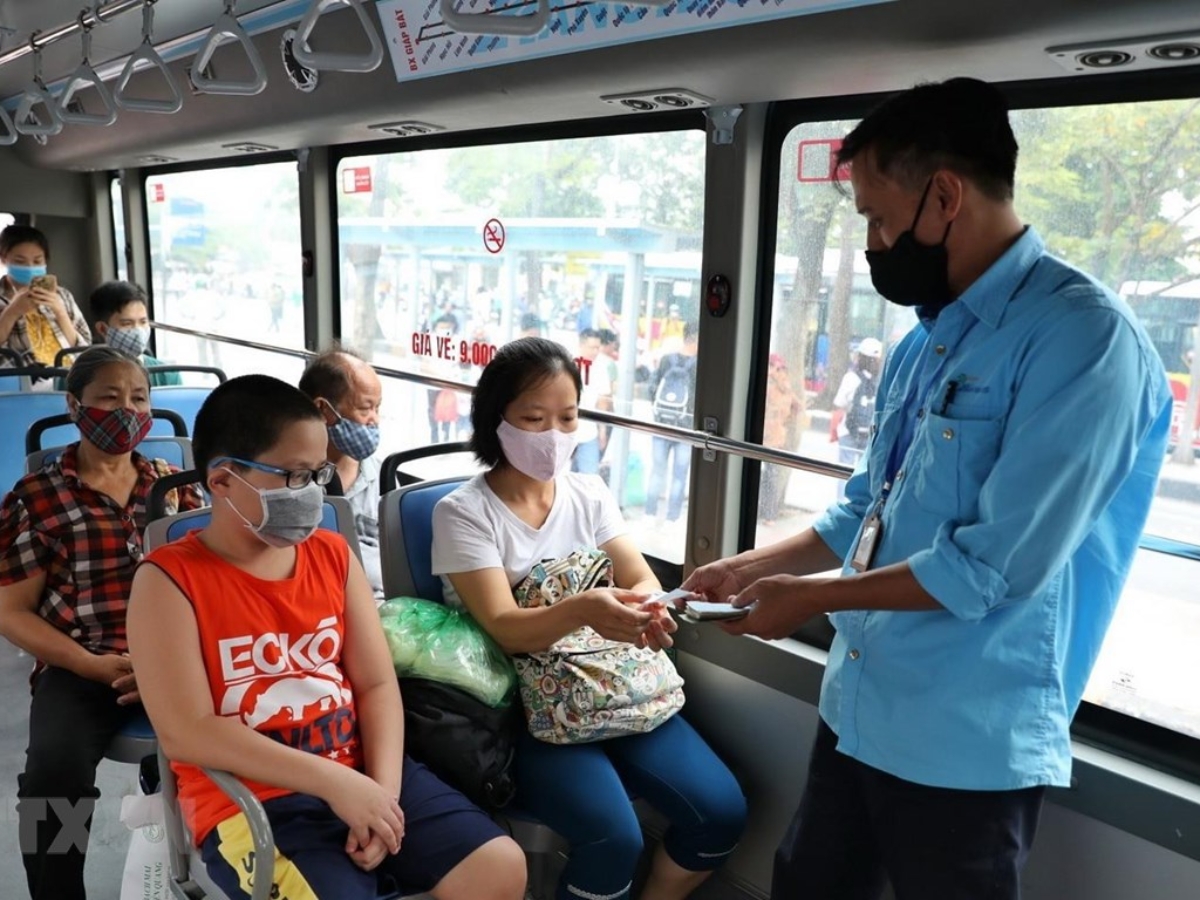Hành khách có thể mua vé trực tiếp khi lên xe buýt