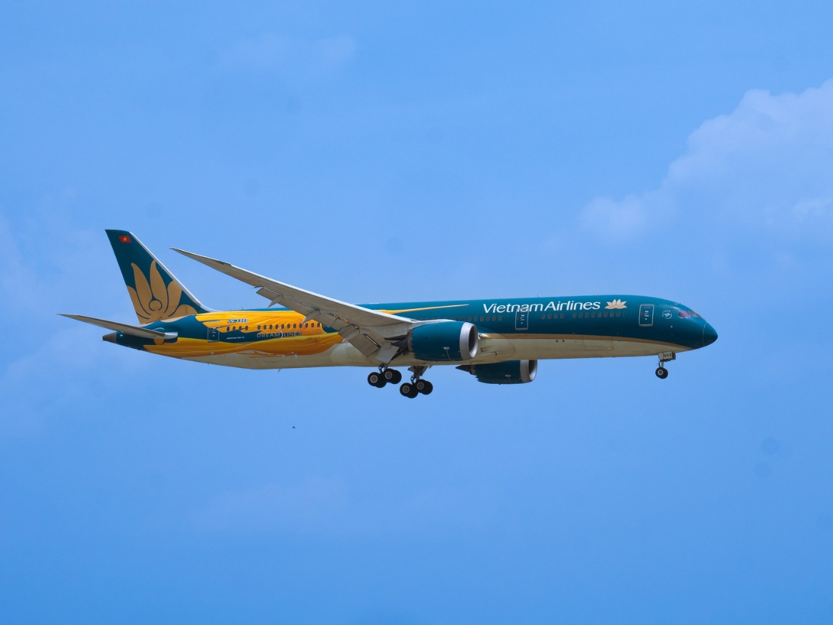 Du khách đi máy bay đến TP. Hồ Chí Minh rồi tiếp tục di chuyển tới Vũng Tàu