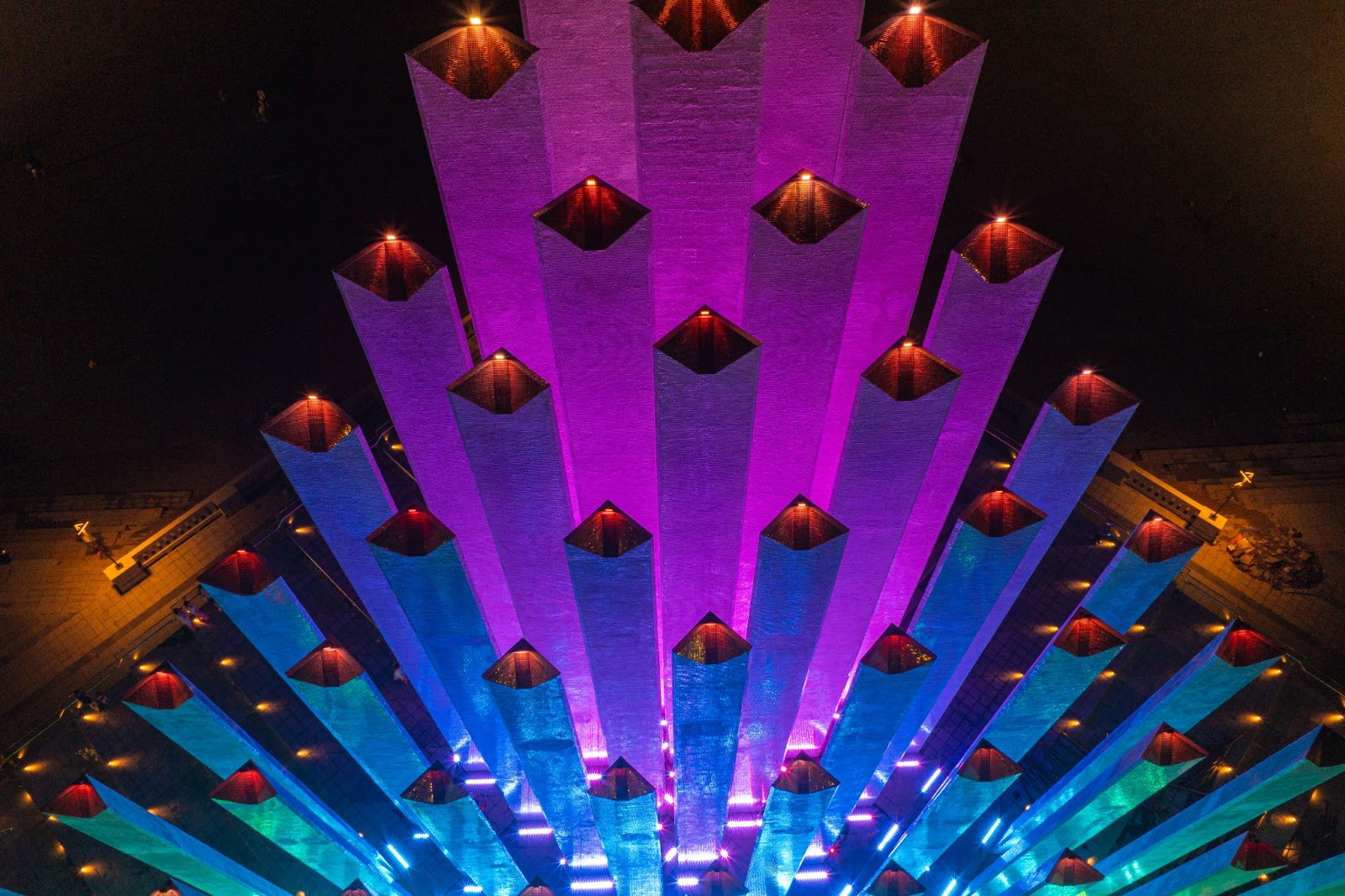 Các trụ cột Tháp Tam Thắng phát sáng dưới nền trời đêm