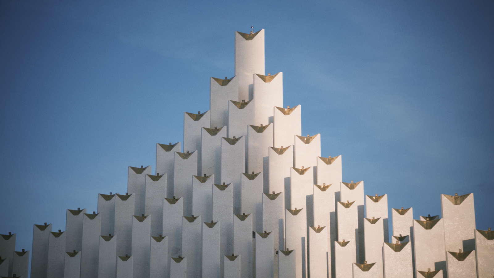 Cận cảnh các trụ cột bằng gốm mosaic của Tháp Tam Thắng