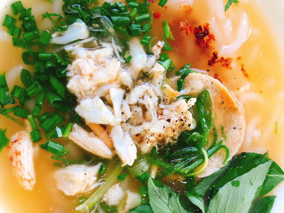Bánh canh ghẹ là một món đặc sản nổi tiếng tại Vũng Tàu mà khi đến thăm thành phố biển này bạn không nên bỏ lỡ