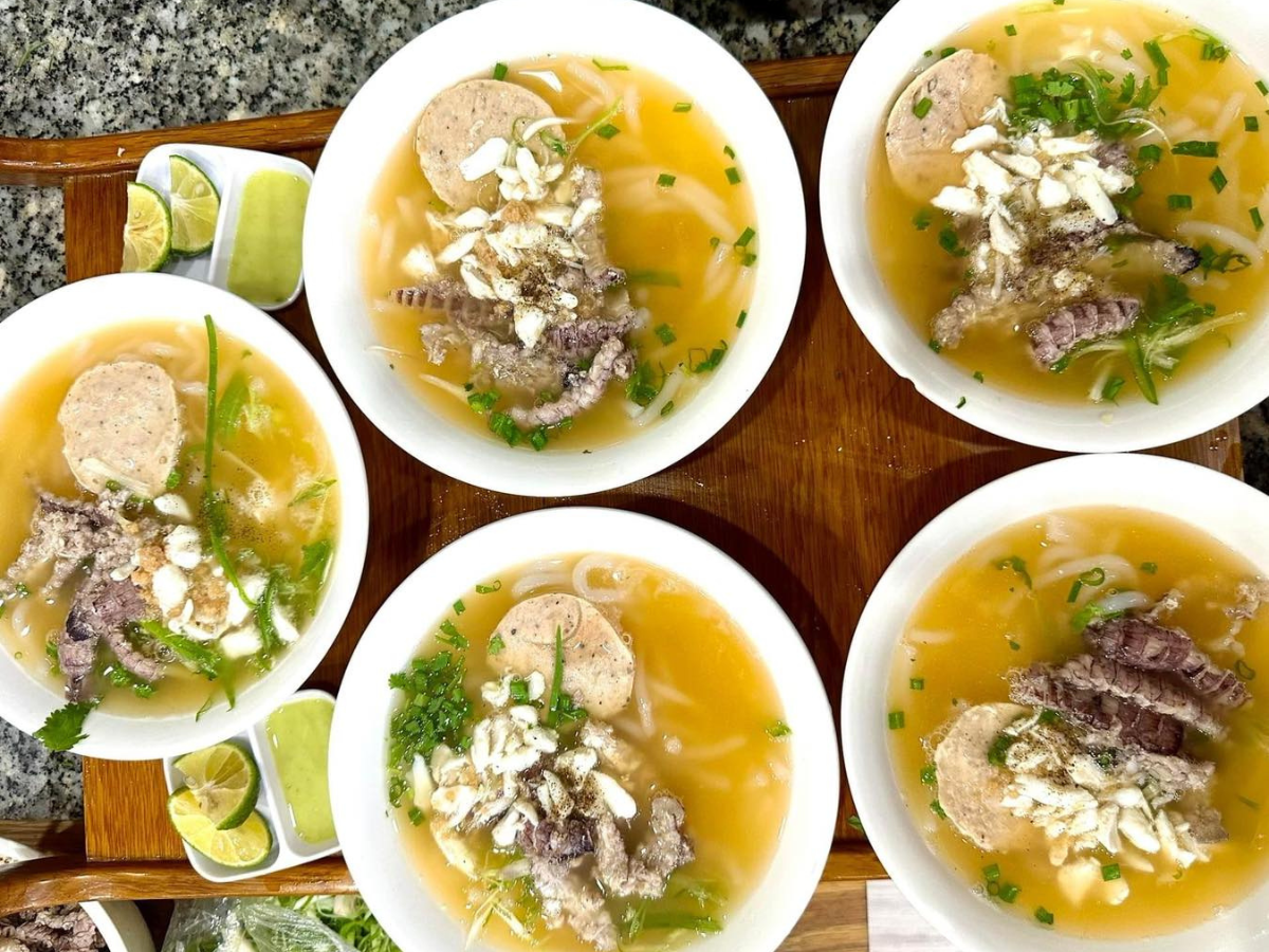 Bánh canh ghẹ Ngọc Lâm là một điểm nhấn khó quên trong lòng thực khách bởi sự tận tâm, nhiệt tình với tất cả thực khách