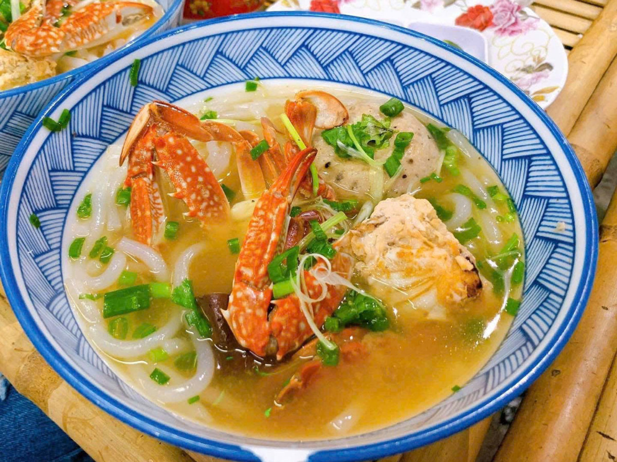 Bánh canh ghẹ chính là sự kết hợp vô cùng tuyệt vời của bánh canh, nước lèo và ghẹ tươi sống