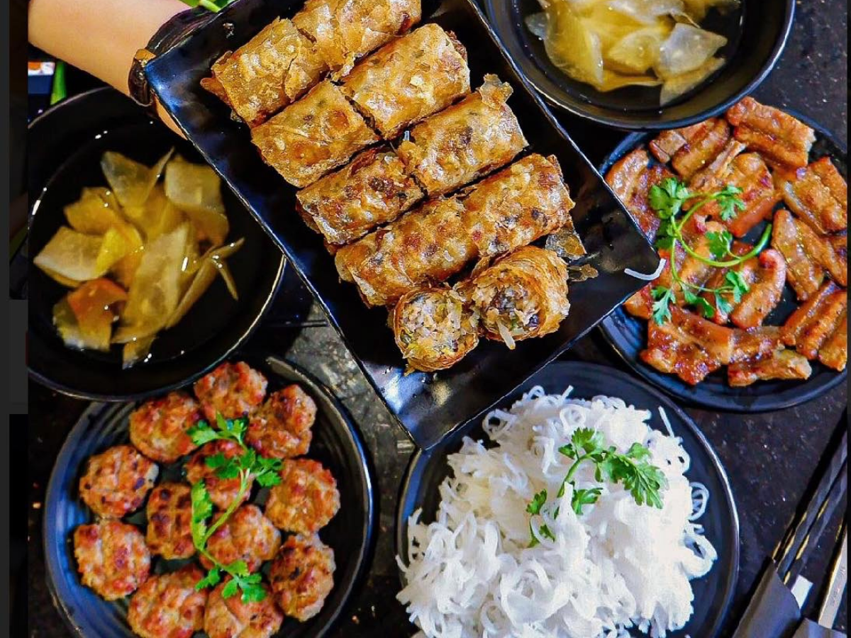 Chả nướng đều tay trên than hoa làm thịt thơm, ngọt tự nhiên