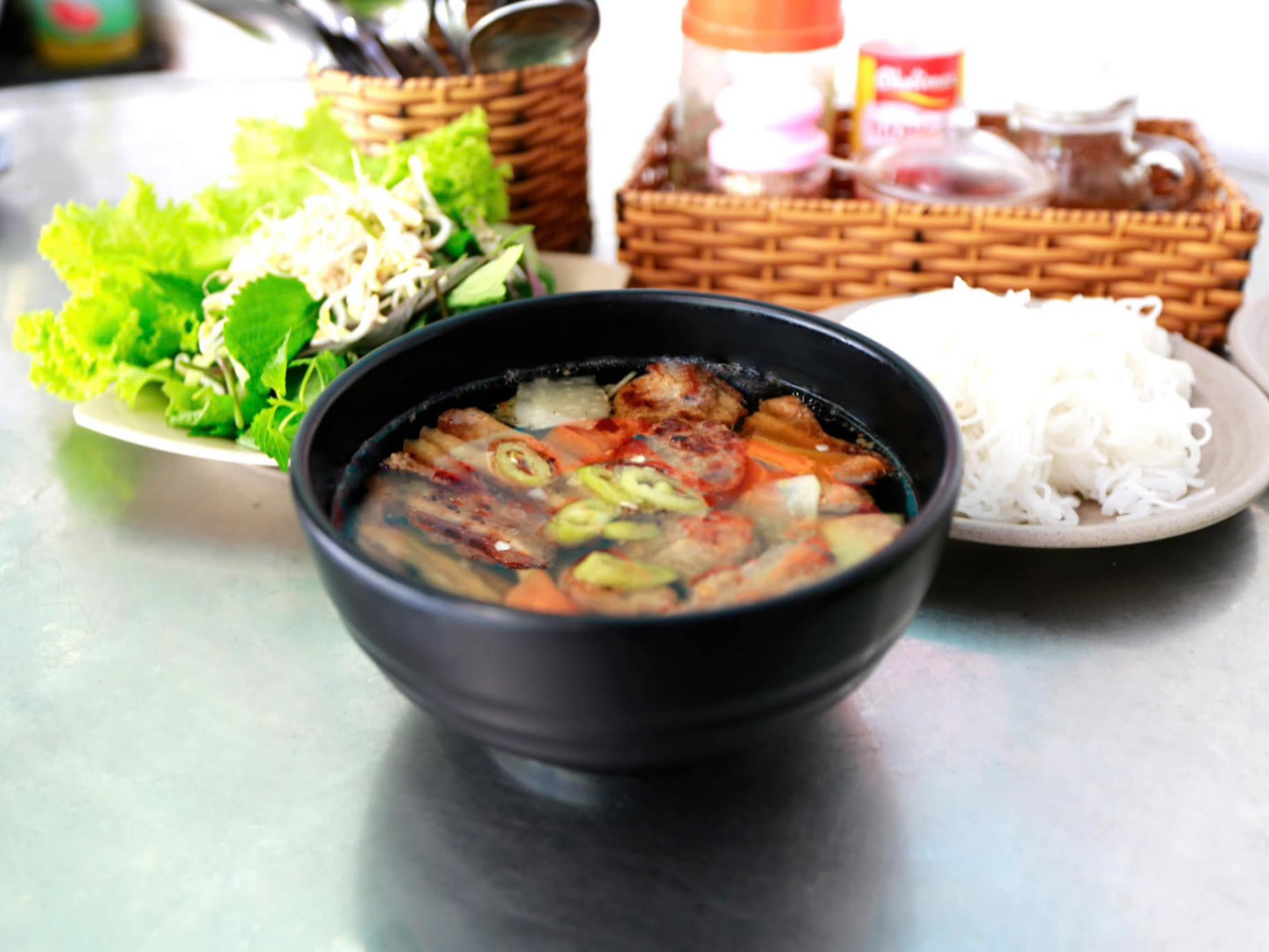 Hương vị thịt nướng than thơm lừng mang đến mùi vị thơm ngon khó cưỡng cho những tín đồ bún chả