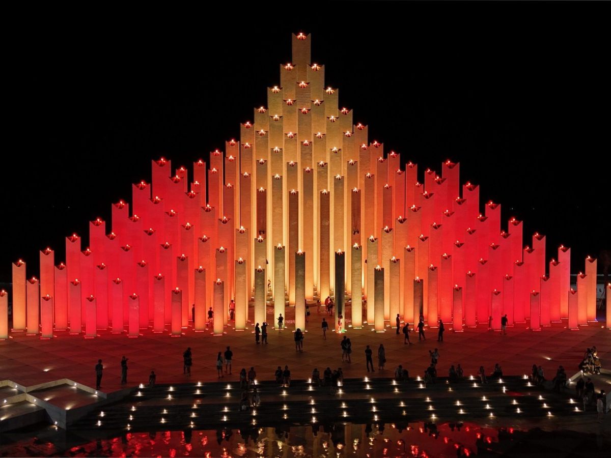 Du khách đến check-in Tháp Tam Thắng với hiệu ứng ánh sáng nghệ thuật và không gian biển ấn tượng