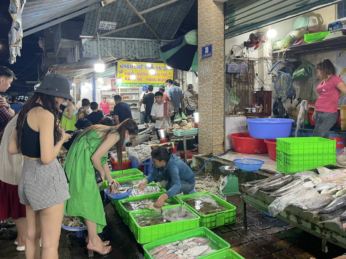 Chợ Xóm Lưới nằm ở khu vực trung tâm Vũng Tàu thuận tiện cho di chuyển