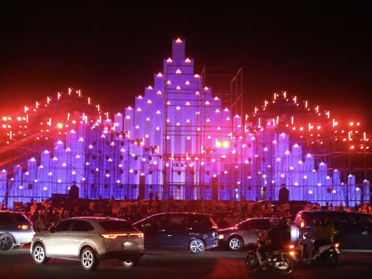 Tháp Tam Thắng lung linh về đêm thu hút nhiều du khách khi đến Vũng Tàu