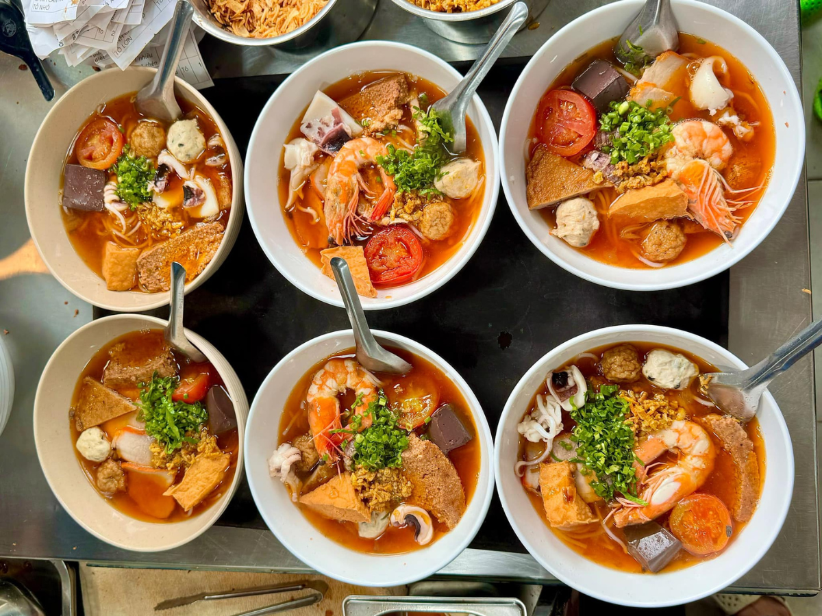 Thuận Phúc là hàng bún riêu tôm chất lượng từ hương vị món ăn đến phong cách phục vụ