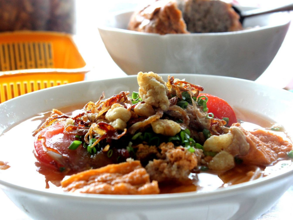 Quán bún riêu ngon ở Hà Nội này có nước dùng đậm vị riêu, ăn cùng mắm tôm thơm ngon