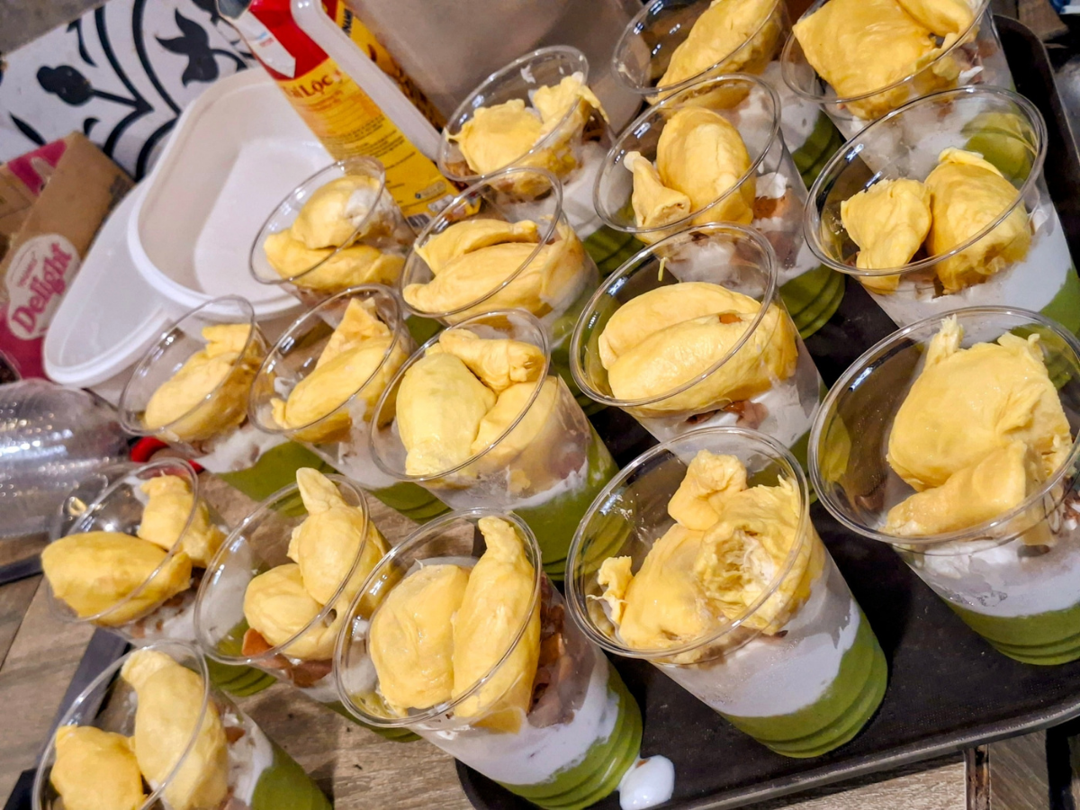 Kem bơ sầu riêng nguyên múi tươi, béo, thơm và cực kỳ chất lượng là lý do khiến rất nhiều khách quay lại thưởng thức