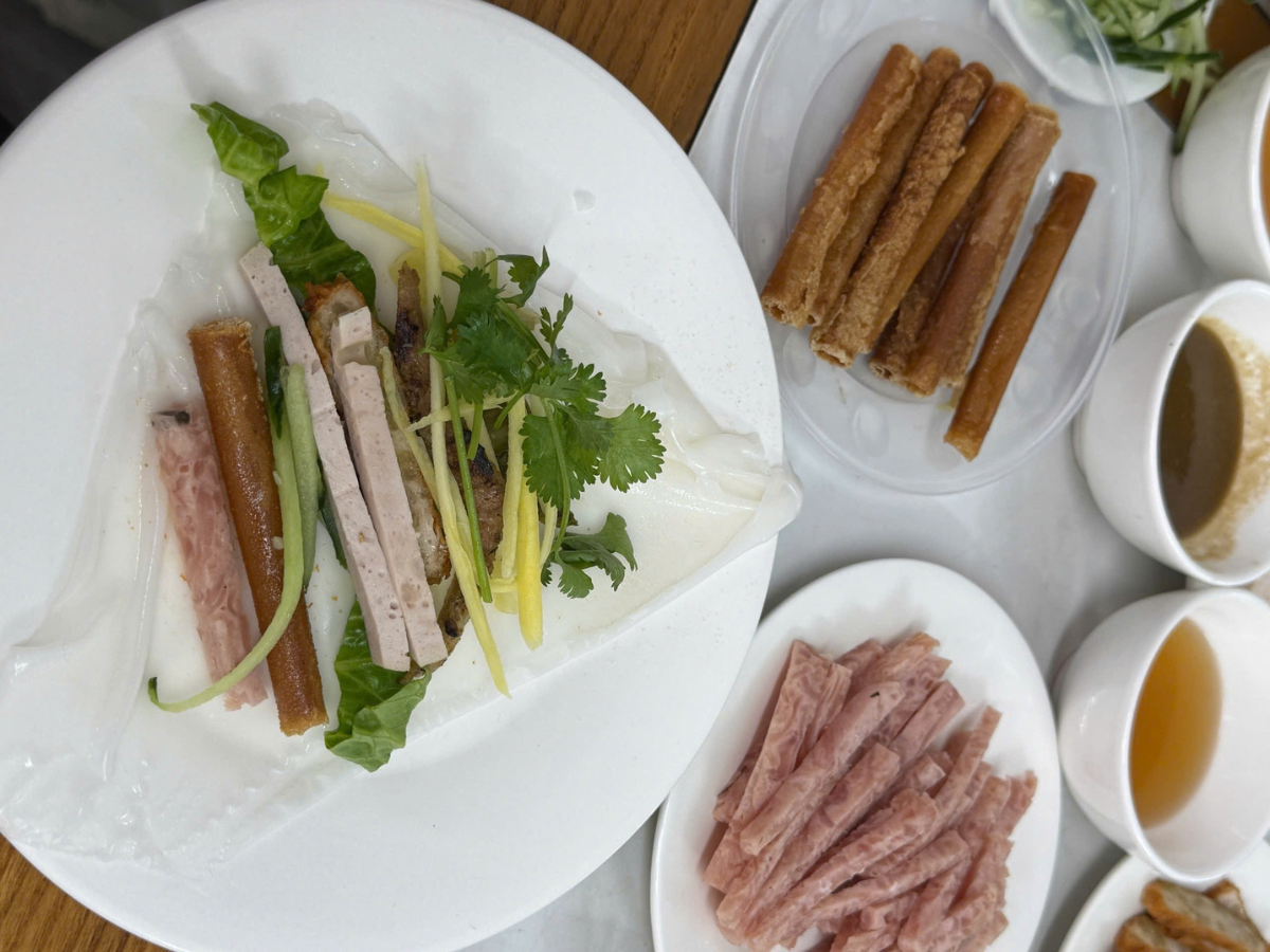 Topping đa dạng, được chuẩn bị trong ngày để giữ độ tươi ngon