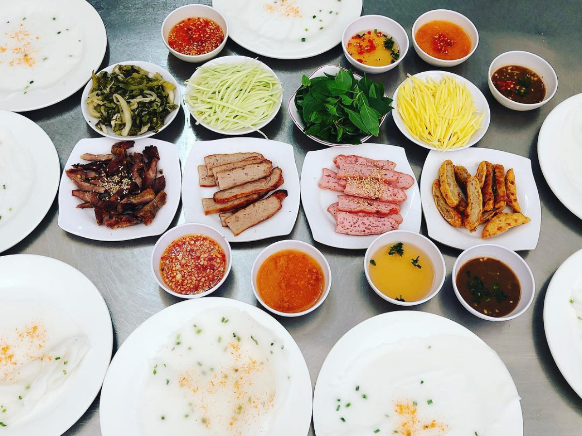 Quán nổi tiếng với bánh ướt mềm thơm, chấm cùng đa dạng các loại nước chấm đậm đà