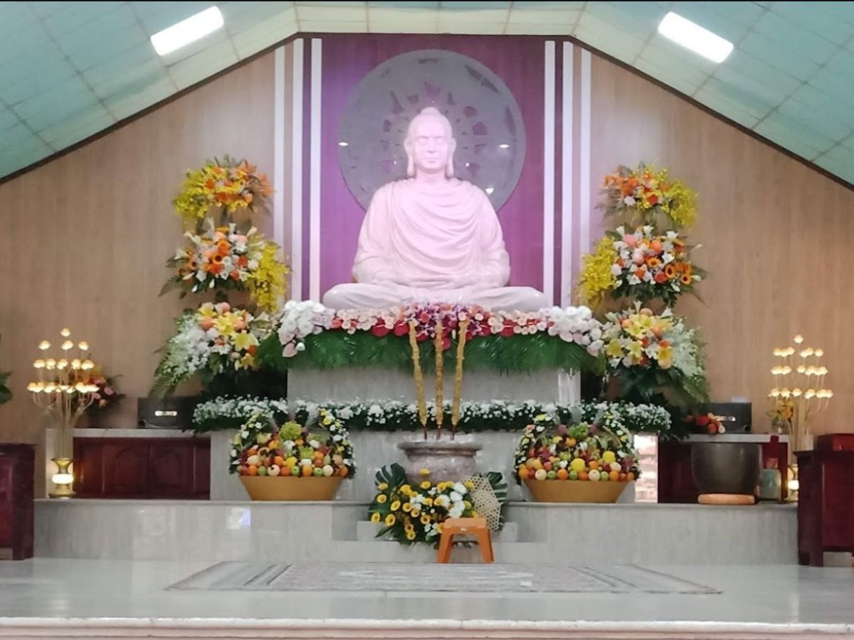 Chánh điện Thiền Tôn Phật Quang với không gian rộng rãi thoáng đãng