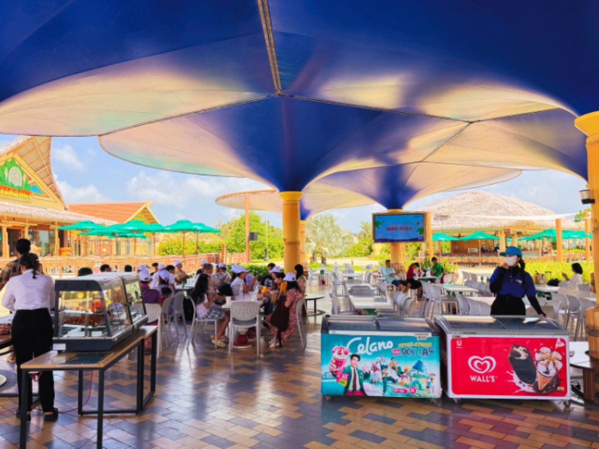 Khu vực ăn uống tại Tropicana Park Hồ Tràm