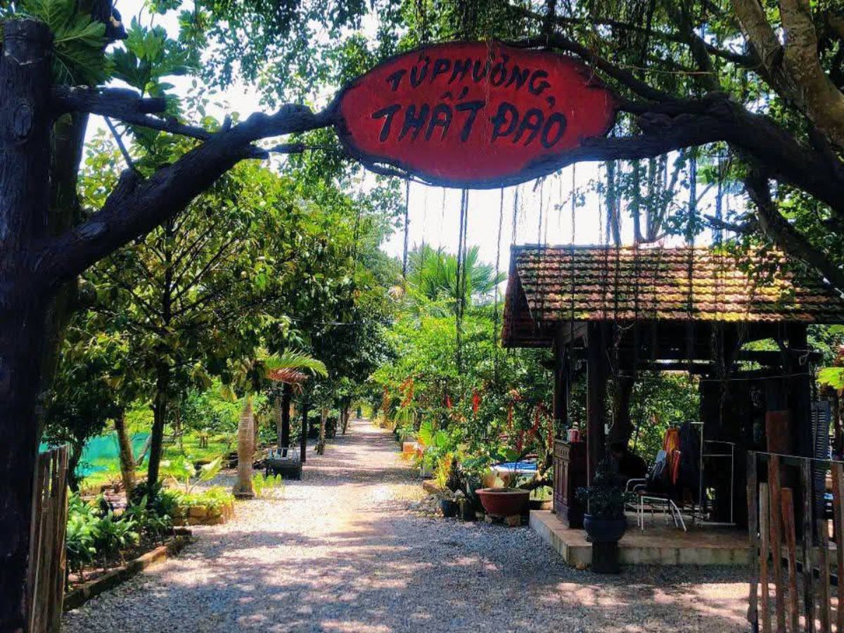 Tứ Phương Thất Đảo nằm tại đường số 09N, ấp Phước Hữu, phường Tam Long